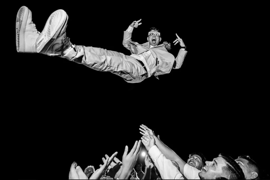 groom in the air
